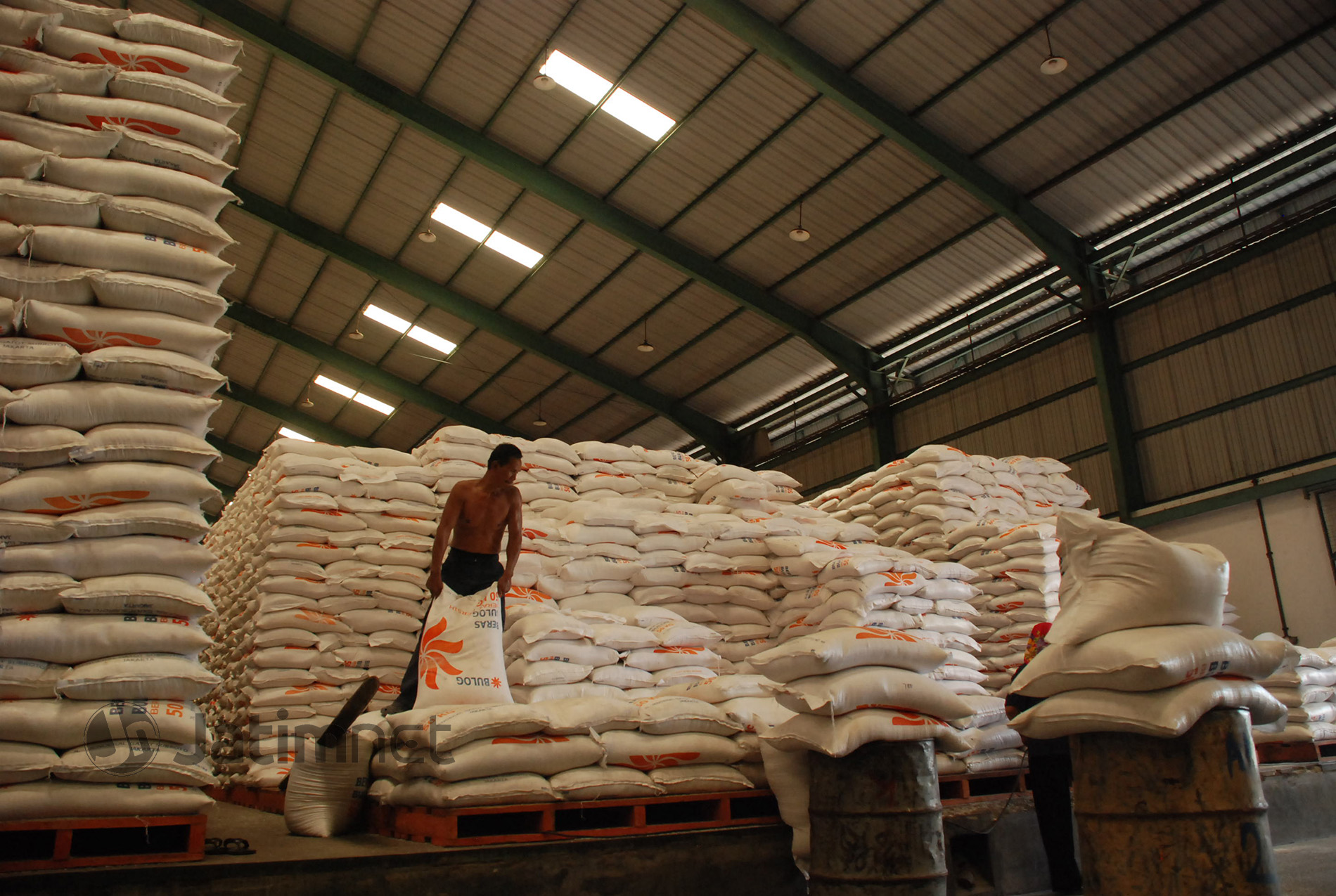 Bulog Penuhi Kebutuhan Beras di Daerah Terdampak Banjir Jatim