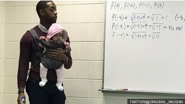 Profesor Matematika Ini Mengajar Sambil Menggendong Bayi