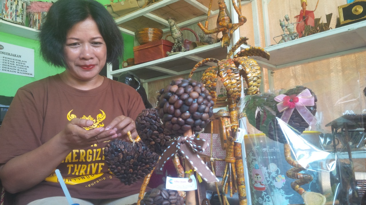 Ibu Rumah Tangga Asal Banyuwangi Sulap Koran Jadi Hiasan
