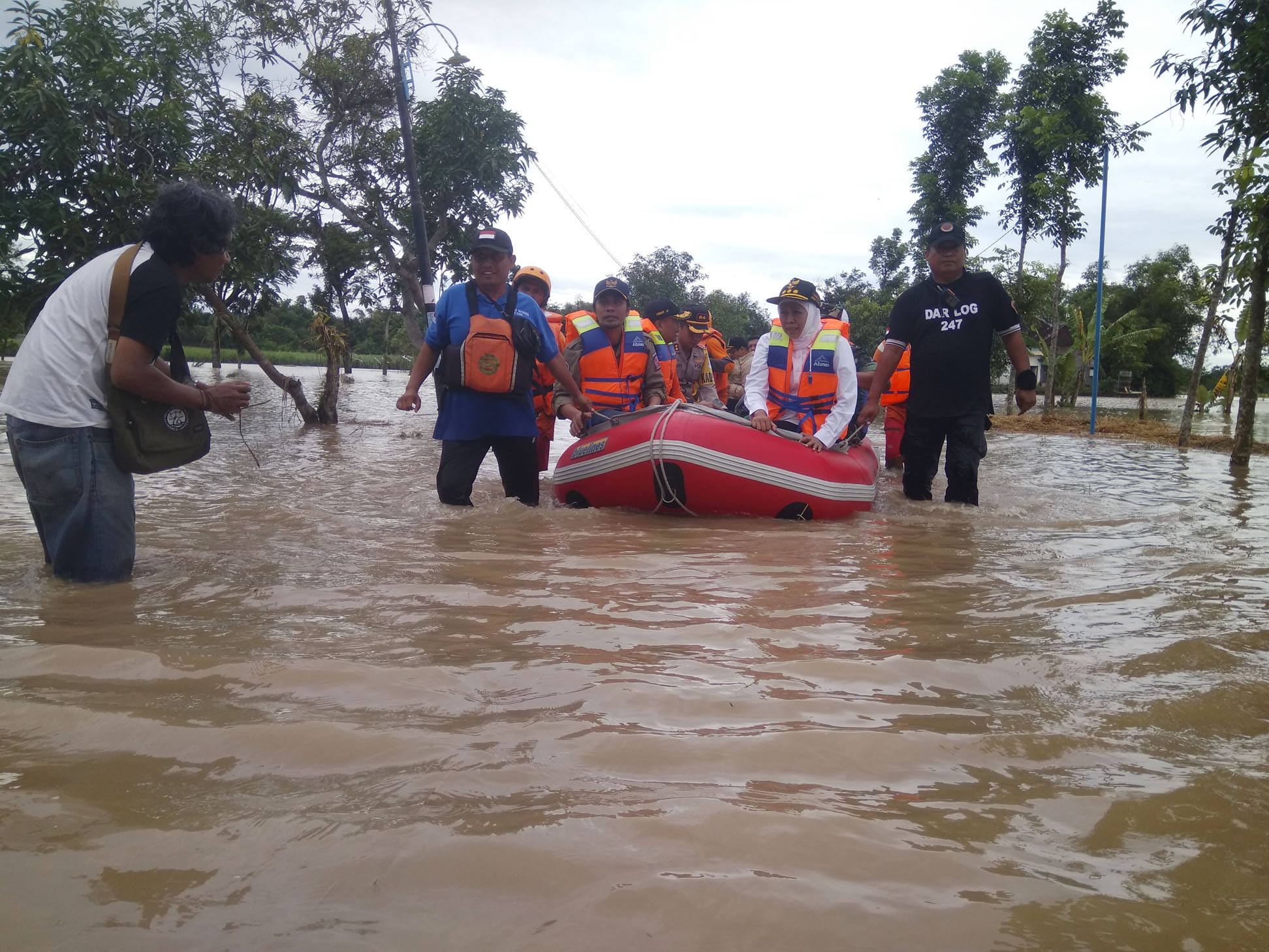 Banjir Madiun Gubernur Khofifah Minta<em> Sand</em> <em>Bag </em>di Jerohan