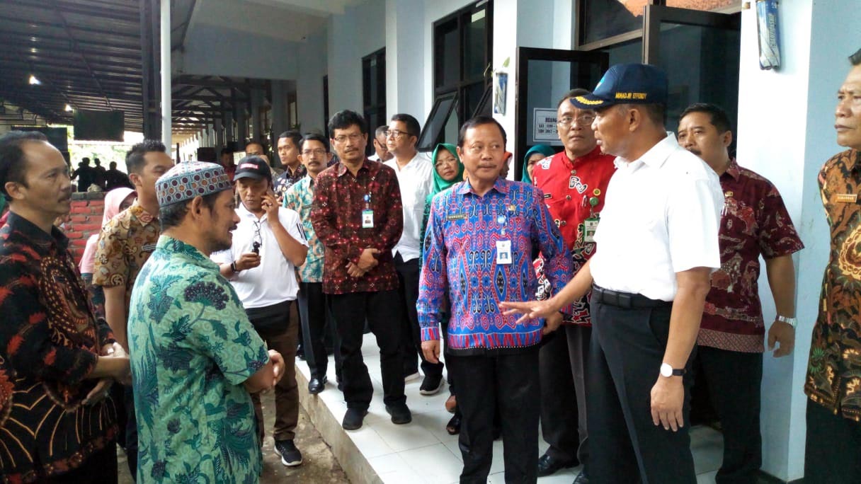 Kunjungi Sekolah yang Terdampak Banjir, Mendikbud Salahkan Pengelola