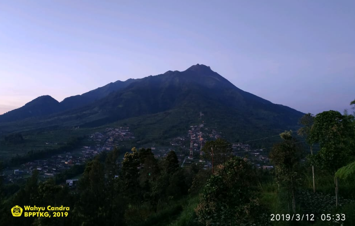 Merapi Luncurkan Lava Pijar Sejauh 900 Meter