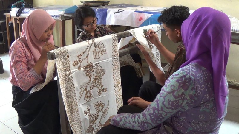 BATIK MAJAN. Sejumlah Siswa SMA Negeri 1 Kedungwaru Tulungagung membatik di atas selembar kain, Rabu 2 Oktober 2019. Daerah ini mengenal batik Majan sebagai batik khas. Foto: Fadly Rahmawan.