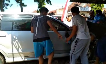 Avanza Tabrak Dua Motor di Blitar, Lima Pengendara Terluka avanza-tabrak-dua-motor-di-blitar-lima-pengendara-terluka