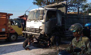 Tabrak Truk, Seorang Biker Tewas dan Motor Terbakar tabrak-truk-seorang-biker-tewas-dan-motor-terbakar