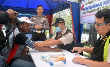 Tim Dokter Polrestabes Cek Kesehatan Awak Bus di Osowilangun tim-dokter-polrestabes-cek-kesehatan-awak-bus-di-osowilangun
