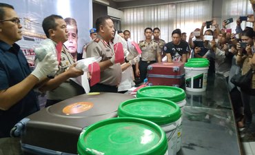 11,5 Kilogram Sabu Diselundupkan dari Malaysia Lewat Galon Cat 115-kilogram-sabu-diselundupkan-dari-malaysia-lewat-galon-cat