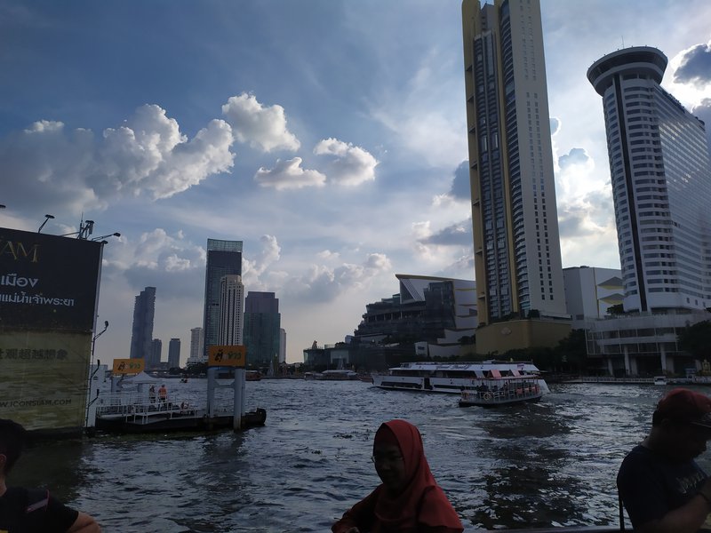Aktivitas wisatawan wisatawan di Sungai Chao Phraya, Bangkok, Thailand. Foto: Ist
