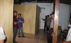 Warga Blitar Bongkar Rumah Mesum Drive Thrue Langganan Pelajar warga-blitar-bongkar-rumah-mesum-drive-thrue-langganan-pelajar