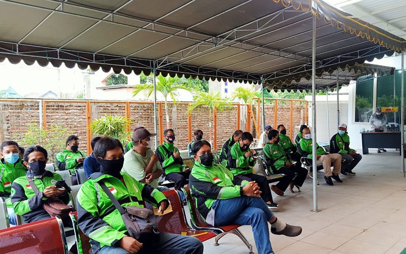 ANTRIAN: Sejumlah ojol saat antri vaksinasi yang digelar Pemkot Mojokerto. Foto: Humas Pemkot Mojokerto
