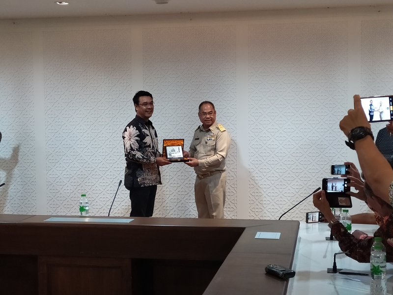 Penyerahan cindera mata antara Direktur Kebudayaan dan Pariwisata Kota Bangkok Sing Limphirat dan Kadiskominfo Kota Surabaya Muhamad Fikser. Foto: Opik Muhammad