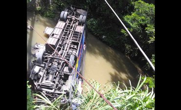 Bus Sugeng Rahayu Terjun ke Sungai, Dua Penumpang Tewas bus-sugeng-rahayu-terjun-ke-sungai-dua-penumpang-tewas