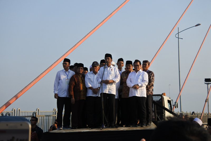 SURAMADU. Presiden Jokowi mengumumkan pembebasan tarif tol Jembatan Suramadu di atas truk, Sabtu 27 Oktober 2018. Foto: dok.