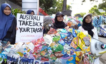 Aksi Ecoton Desak Australia Cegah Penyelundupan Sampah Plastik aksi-ecoton-desak-australia-cegah-penyelundupan-sampah-plastik