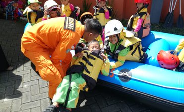 Pelajar PAUD dan TK Berkenalan dengan Basarnas Jember pelajar-paud-dan-tk-berkenalan-dengan-basarnas-jember