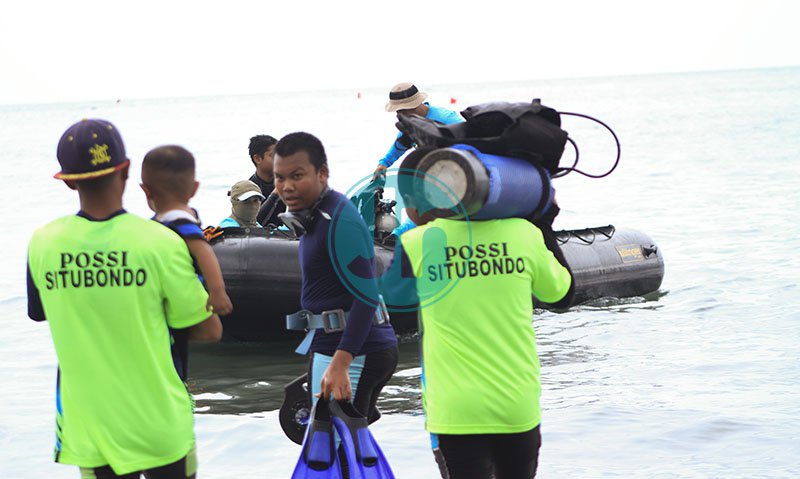 JATIMNET.COM ATLET SELAM: Atlet Cabor selam laut OBA POSSI Situbondo menuju arena pertandingan.
