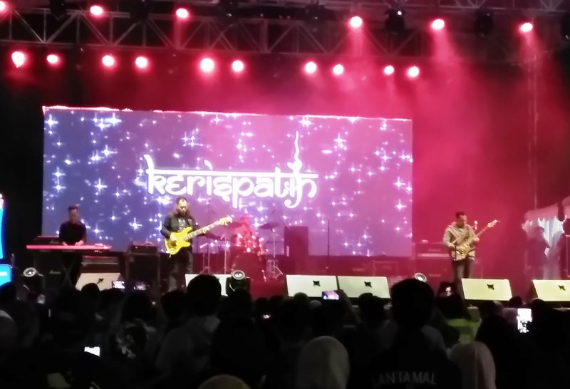MUSIK. Penampilan Kerispatih ajang Big Bang di Grand City Surabaya, Kamis 6 Juni 2019. Masyarakat menjadikan ajang pameran itu untuk belanja dan mencari hiburan. Foto: Gle.