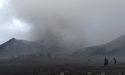 Gunung Bromo Kembali Semburkan Abu Vulkanik gunung-bromo-kembali-semburkan-abu-vulkanik