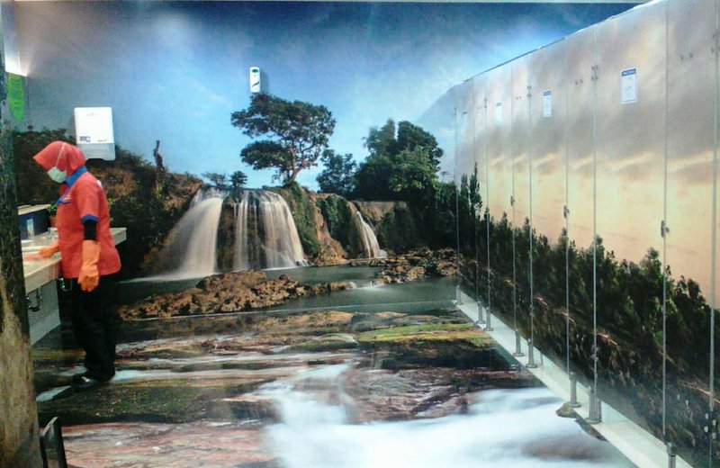 Toilet yang ada di terminal 2 Bandara Internasional Juanda dilukis dengan 3 dimensi untuk menarik wisatawan. Foto : Istimewa