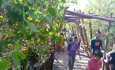 Suasana Tenang dan Instagramable, Hutan Bakau Wonorejo Dipadati Pengunjung suasana-tenang-dan-instagramable-hutan-bakau-wonorejo-dipadati-pengunjung-1560049244