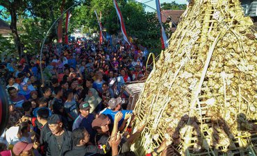Hadrah dan Tari Reog Iringi Arak-arakan Gunungan 1.001 Ketupat hadrah-dan-tari-reog-iringi-arak-arakan-gunungan-1-001-ketupat