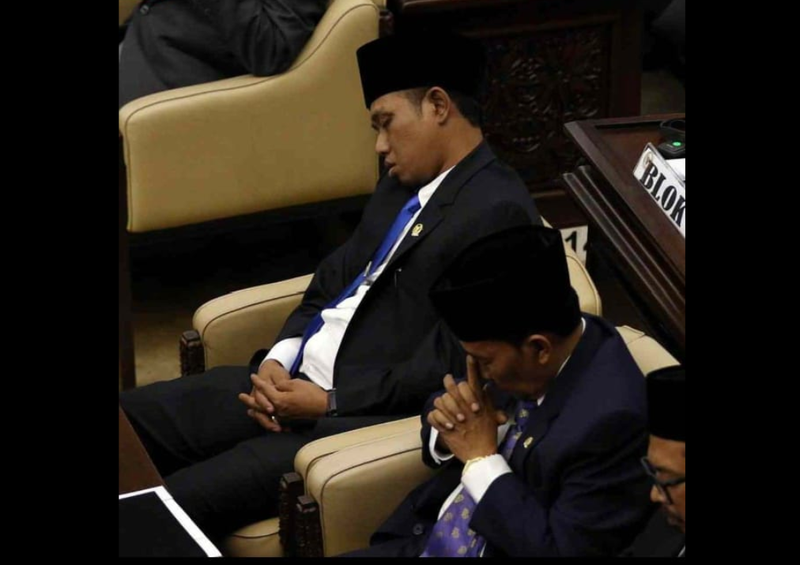 WAKIL RAKYAT. Lora Fadil tertangkap kamera tertidur di kursi sidang paripurna DPR RI. Foto: tangkapan layar foto viral di sosial media.