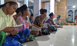 Ramadan, Santri Ponorogo Berselawat dan Menabuh Bedug Usai Tarawih ramadan-santri-ponorogo-berselawat-dan-menabuh-bedug-usai-tarawih