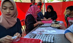 Tanamkan Jiwa Menabung, Kades Bringinan Bagikan 500 Kotak Tabungan tanamkan-jiwa-menabung-kades-bringinan-bagikan-500-kotak-tabungan