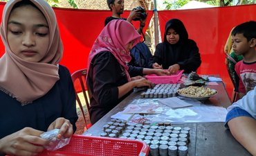 Tanamkan Jiwa Menabung, Kades Bringinan Bagikan 500 Kotak Tabungan tanamkan-jiwa-menabung-kades-bringinan-bagikan-500-kotak-tabungan