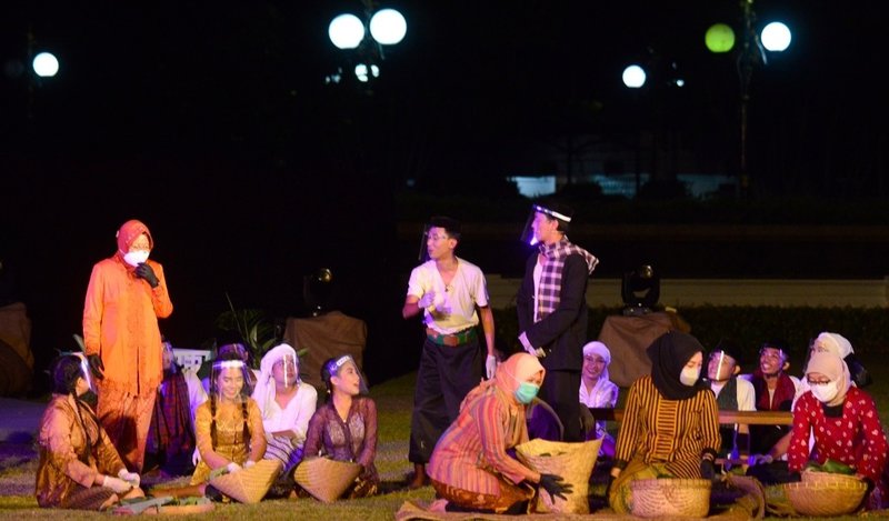 Parade Seni Budaya Surabaya bertemakan Resolusi Jihad Fisabilillah yang digelar Halaman Tugu Pahlawan, Kamis 22 Oktober 2020 malam. Foto: Humas Pemkot Surabaya