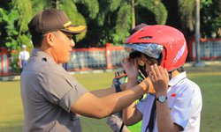 Hari Pertama Masuk Sekolah, Polres Blitar Kota Bagi Helm Gratis ke Pelajar hari-pertama-masuk-sekolah-polres-blitar-kota-bagi-helm-gratis-ke-pelajar