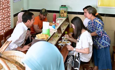 Mudik ke Solo, Jokowi Sarapan Soto dan Blusukan Pasar mudik-ke-solo-jokowi-sarapan-soto-dan-blusukan-pasar