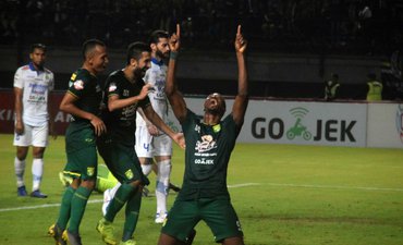 Persebaya Tumbangkan Persib 4-0 persebaya-tumbangkan-persib-4-0