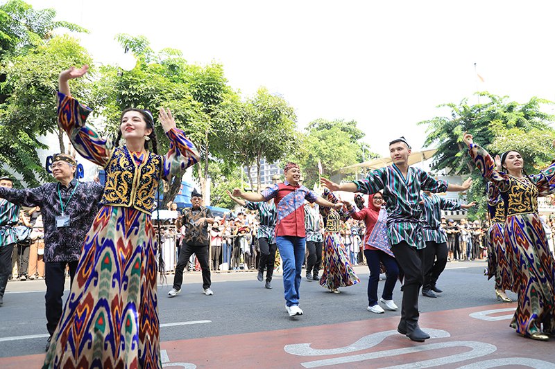 Surabaya Cross Culture International Folk Art Festival (SCCIFAF) 2023 atau Parade Deville kembali digelar di Kota Surabaya. Event internasional ini dimulai pada Minggu 16 Juli 2023 pagi hingga 20 Juli 2023