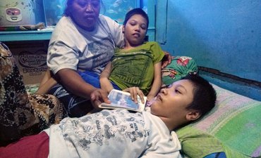 Si Kembar Lumpuh Sudah Diintervensi Dinsos Tapi Belum Masuk PKH si-kembar-lumpuh-sudah-diintervensi-dinsos-tapi-belum-masuk-pkh