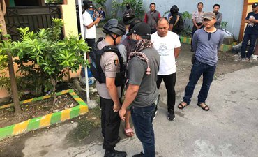 Densus 88 Antiteror Tangkap Terduga Teroris di Gresik densus-88-antiteror-tangkap-terduga-teroris-di-gresik