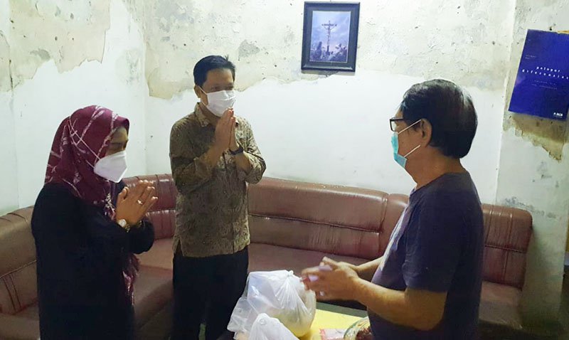 JATIMNAT.COM Wali Kota Mojokerto lka Puspitasari mengunjungi rumah-rumah warga yang merayakan Hari Raya Natal Tahun 2021. Foto: Humas Pemkot Mojokerto