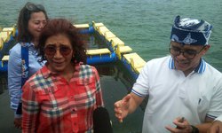 Susi Pudjiastuti Ancam Tenggelamkan Kapal Pembuang Sampah Platik di Laut susi-pudjiastuti-ancam-tenggelamkan-kapal-pembuang-sampah-platik-di-laut