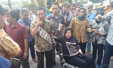 Pantau Pemulihan Jalan Gubeng, Risma Naik Kursi Roda pantau-pemulihan-jalan-gubeng-risma-naik-kursi-roda