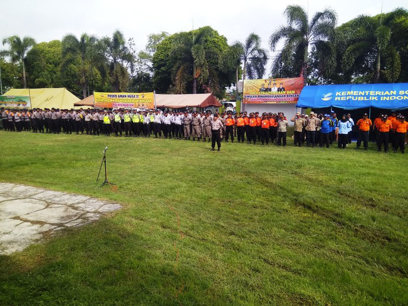 ANTISIPASI BENCANA. Jajaran Forkompida, pemerintah desa, relawan sedang mengikuti apel kesiapsiagaan bencana di halaman Kantor Kecamatan Balerejo, Kabupaten Madiun, Rabu 8 Januari 2020. Foto: Nd.Nugroho
