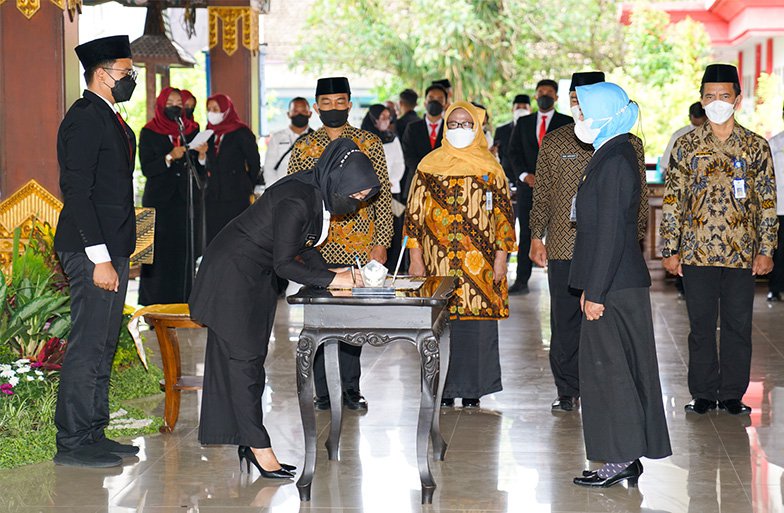 JATIMNET.COM BUPATI MOJOKERTO MELAKUKAN TANDA TANGAN