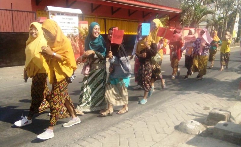 PAWAI. Peserta pawai budaya di Kencong, Jember pada Minggu, 27 Oktober 2019. Kegiatan itu diikuti setidaknya 1.500 remaja. FOTO: Faizin Adi