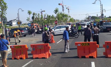 Cegah Kecelakaan, Dishub Pasang Pita Penggaduh di Merr2C Surabaya cegah-kecelakaan-dishub-pasang-pita-penggaduh-di-merr2c-surabaya