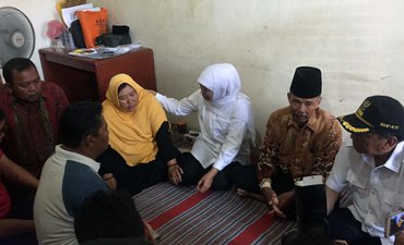 Kunjungi Korban Banjir Gresik, Khofifah Disambati Tak Ada Tanggul kunjungi-korban-banjir-gresik-khofifah-disambati-tak-ada-tanggul