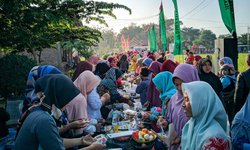 Wali Murid PP Darul Falah Ponorogo Sajikan Ribuan Rujak Ulek wali-murid-pp-darul-falah-ponorogo-sajikan-ribuan-rujak-ulek