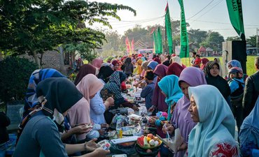 Wali Murid PP Darul Falah Ponorogo Sajikan Ribuan Rujak Ulek wali-murid-pp-darul-falah-ponorogo-sajikan-ribuan-rujak-ulek