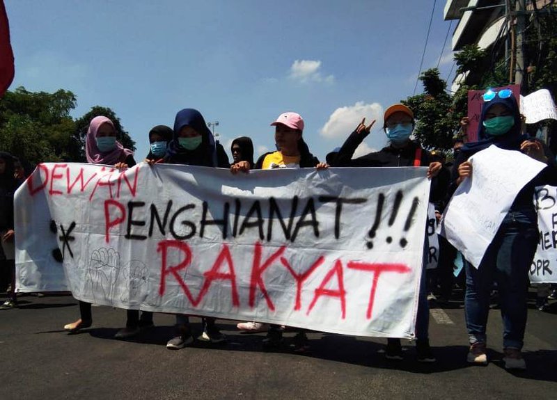 DPR. Mahasiswa membentangkan poster bernada kecaman terhadap DPR dalam demonstrasi, Kamis 26 September 2019. Mereka menilai lahirnya kebijakan yang antirakyat adalah bentuk pengkhianatan terhadap masyarakat. Foto: Bayu.