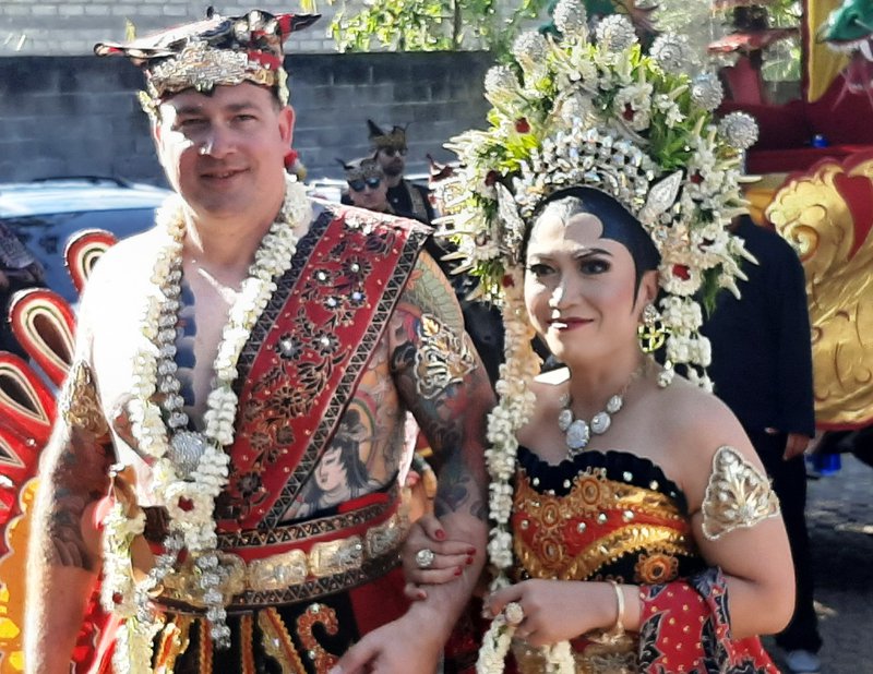 GANDRUNG. David Borowsky dan Siti Aminah berjalan menuju prosesi pernikahan ala Using di Banyuwangi. Foto: Suudi.
