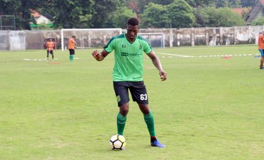 Amildo Balde Mulai Latihan bersama Persebaya amildo-balde-mulai-latihan-bersama-persebaya