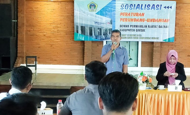 JATIMNET.COM-Anggota DPRD Gresik dari Fraksi Partai Golkar Gresik saat melakukan sosialisasi di Cafe Al Hambra Kecamatan Duduksampeyan, Gresik. Foto: Agus Salim.